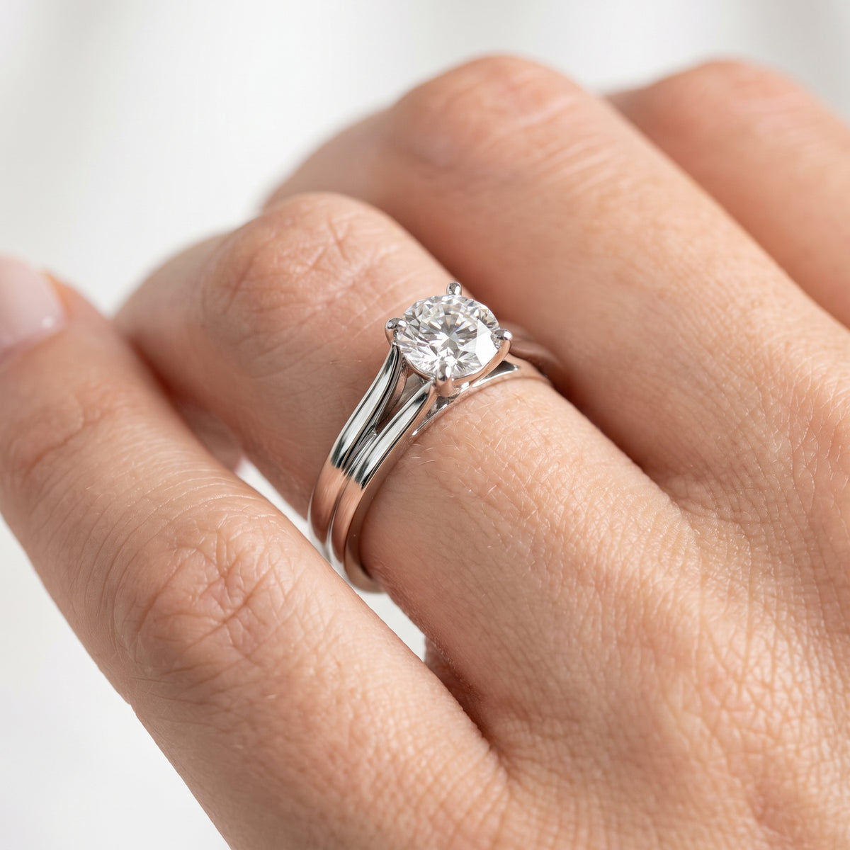 _lifestyle_image@SKU:R0464-NADR0100000PL #metal_platinum+origin_lab-grown+quality_ef-vs2+