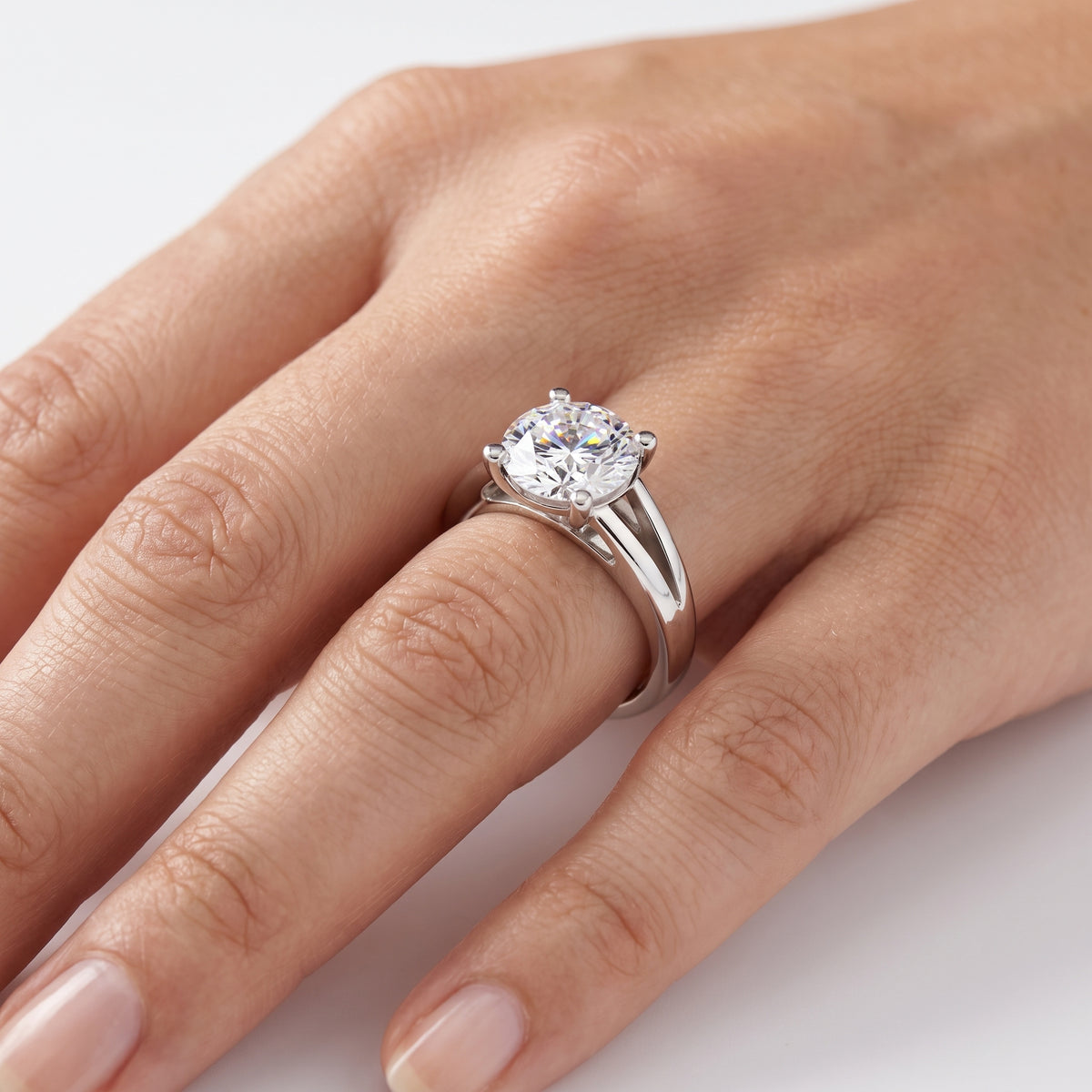 _lifestyle_image@SKU:R0464-NADR0200000PL #metal_platinum+origin_lab-grown+quality_ef-vs2+