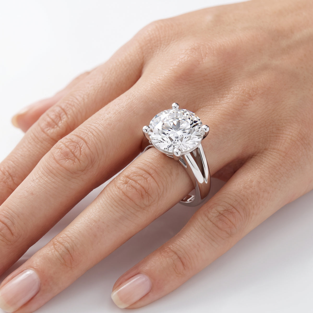 _lifestyle_image@SKU:R0464-NADR04000004W #metal_14k-white-gold+origin_lab-grown+quality_ef-vs2+