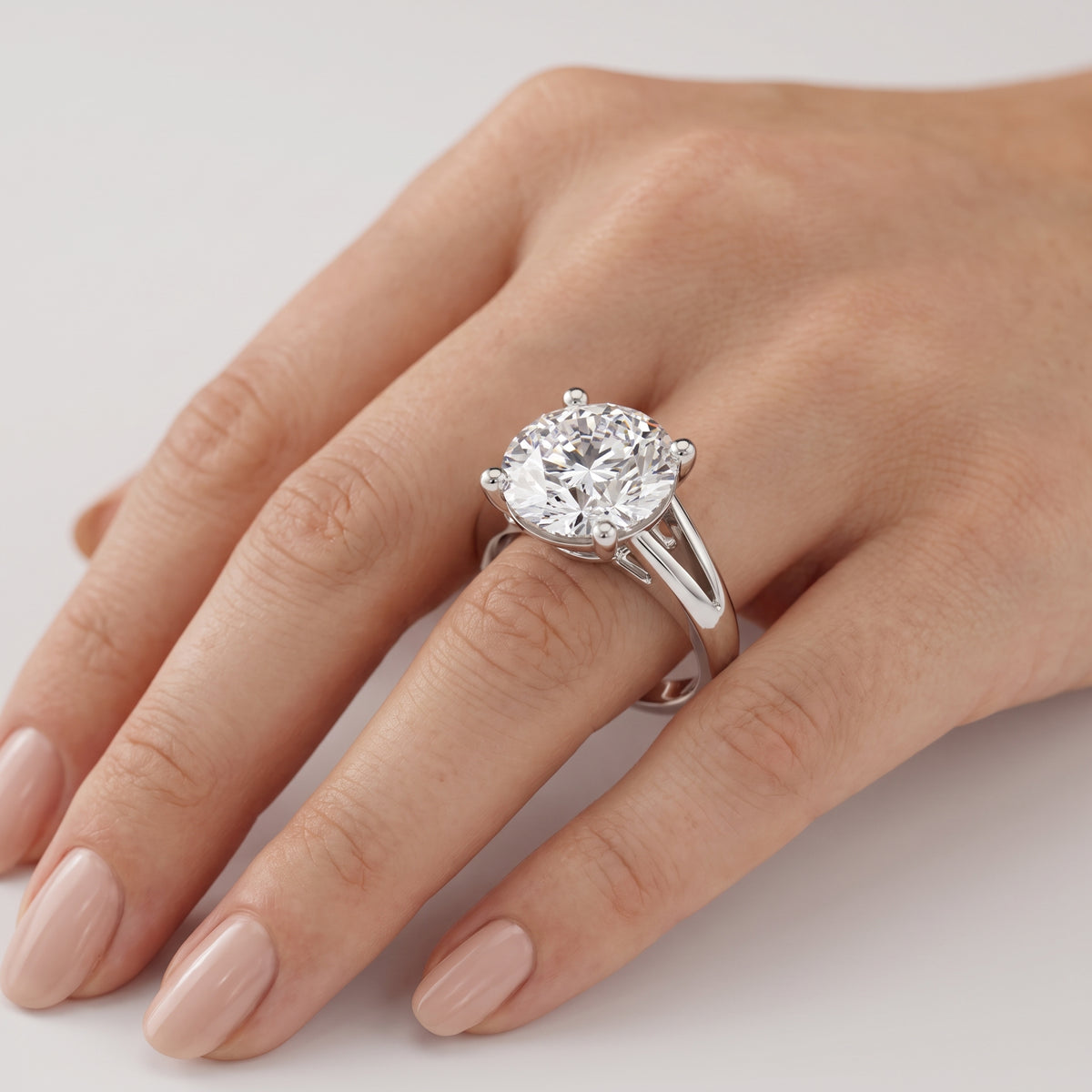 _lifestyle_image@SKU:R0464-NADR0400000PL #metal_platinum+origin_lab-grown+quality_ef-vs2+