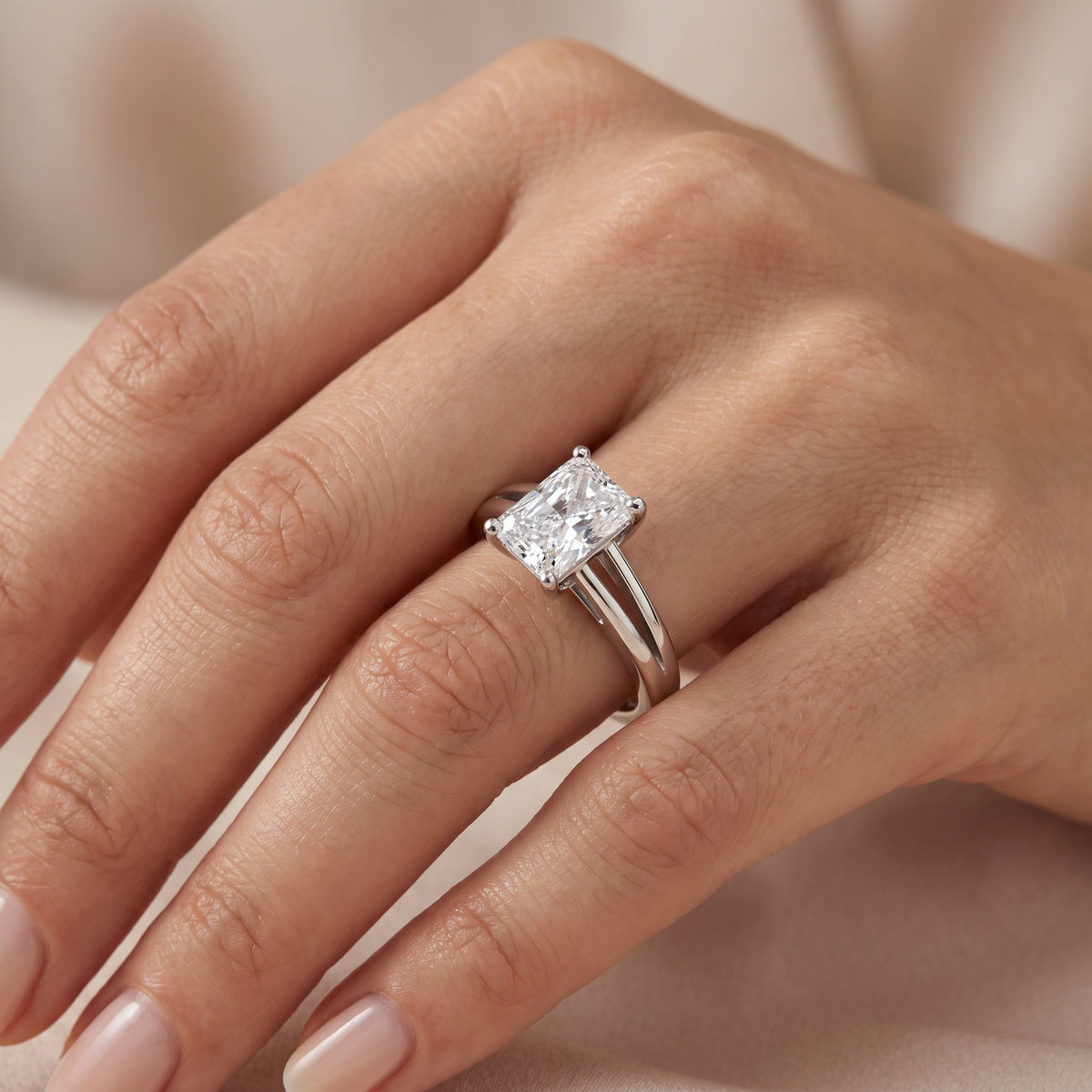 _lifestyle_image@SKU:R0464-NADT0100000PL #metal_platinum+origin_lab-grown+quality_ef-vs2+