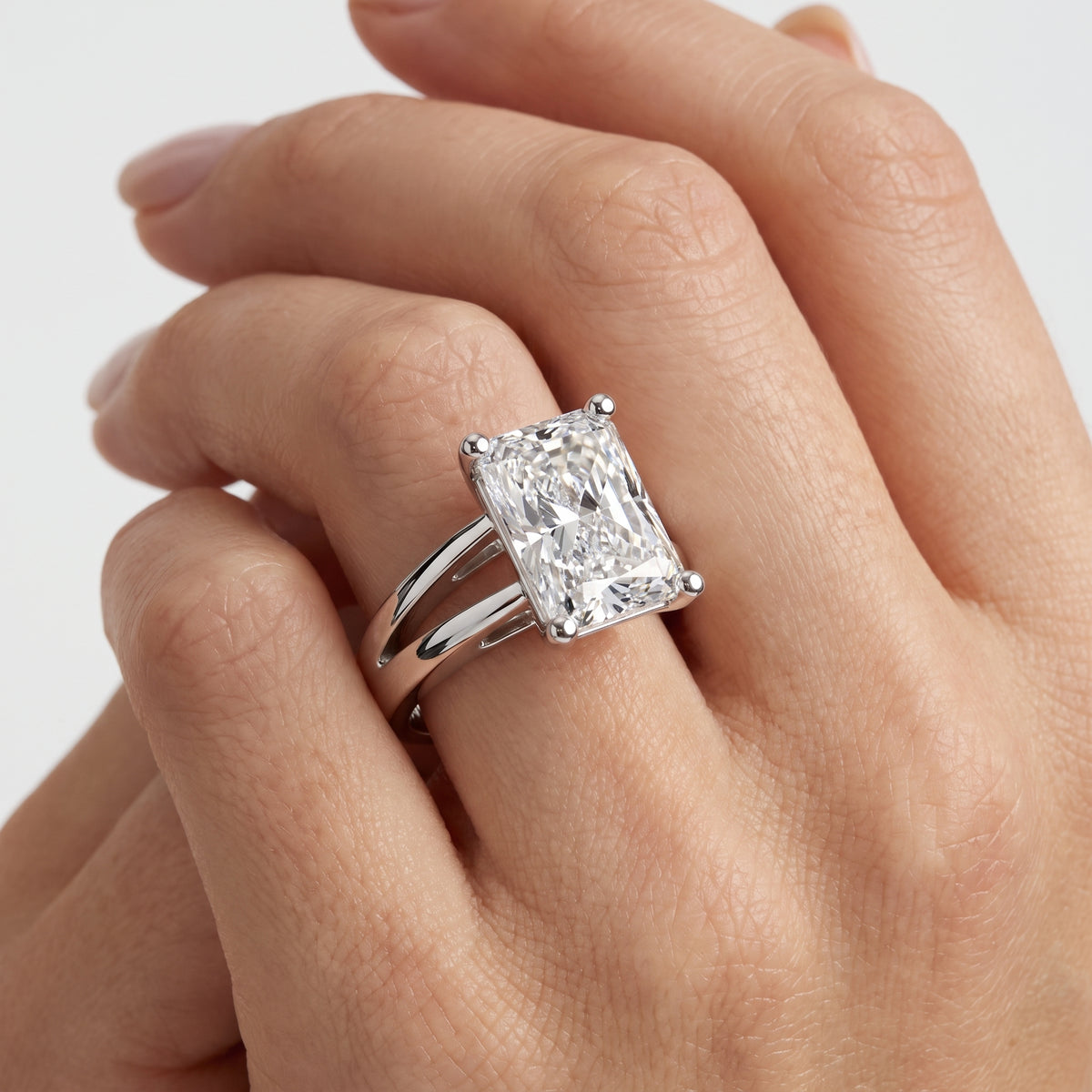 _lifestyle_image@SKU:R0464-NADT0200000PL #metal_platinum+origin_lab-grown+quality_ef-vs2+