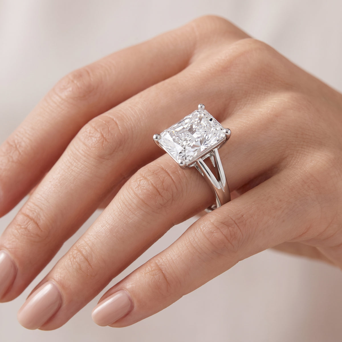 _lifestyle_image@SKU:R0464-NADT03000004W #metal_14k-white-gold+origin_lab-grown+quality_ef-vs2+