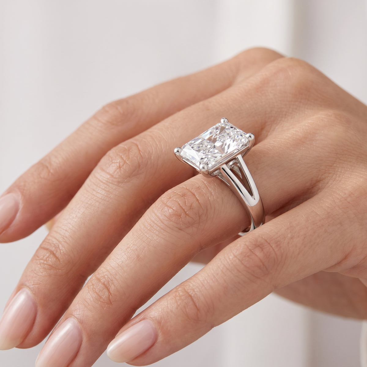 _lifestyle_image@SKU:R0464-NADT04000004W #metal_14k-white-gold+origin_lab-grown+quality_ef-vs2+