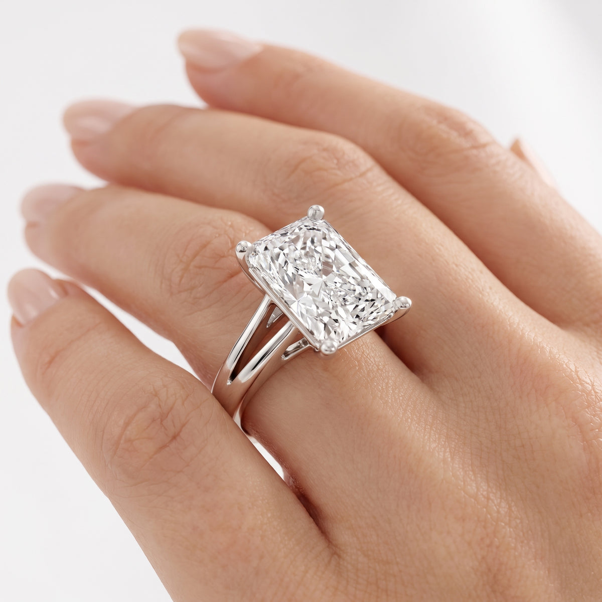 _lifestyle_image@SKU:R0464-NADT0400000PL #metal_platinum+origin_lab-grown+quality_ef-vs2+