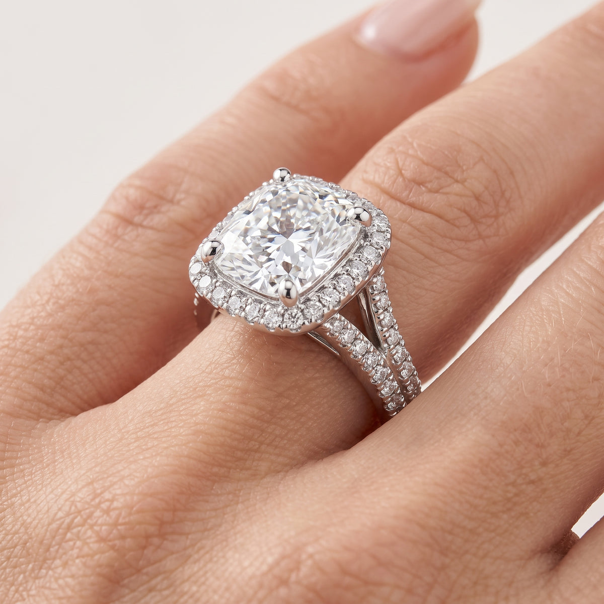 _lifestyle_image@SKU:R0514-LADC03000004W #metal_10k-white-gold+origin_lab-grown+quality_g-si