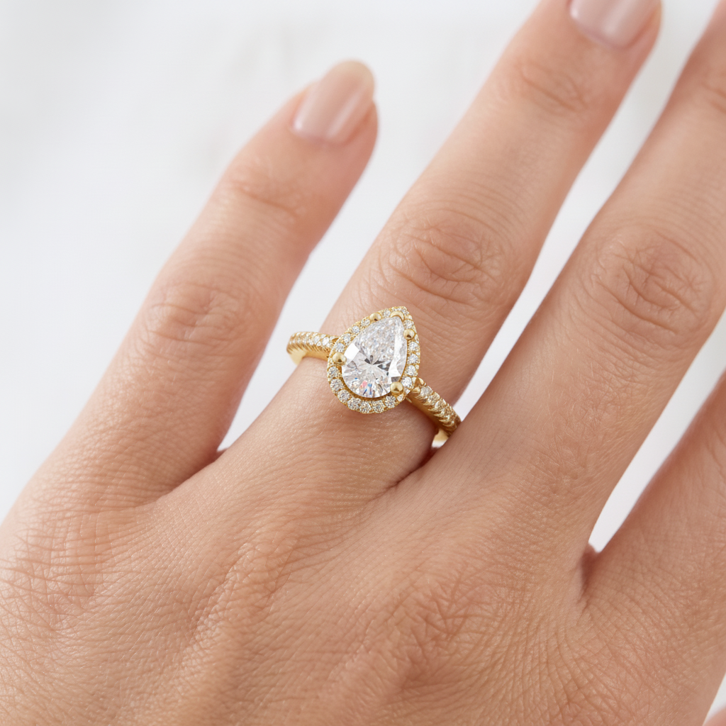_lifestyle_image@SKU:R0514-LADD01000004Y #metal_10k-yellow-gold+origin_lab-grown+quality_g-si