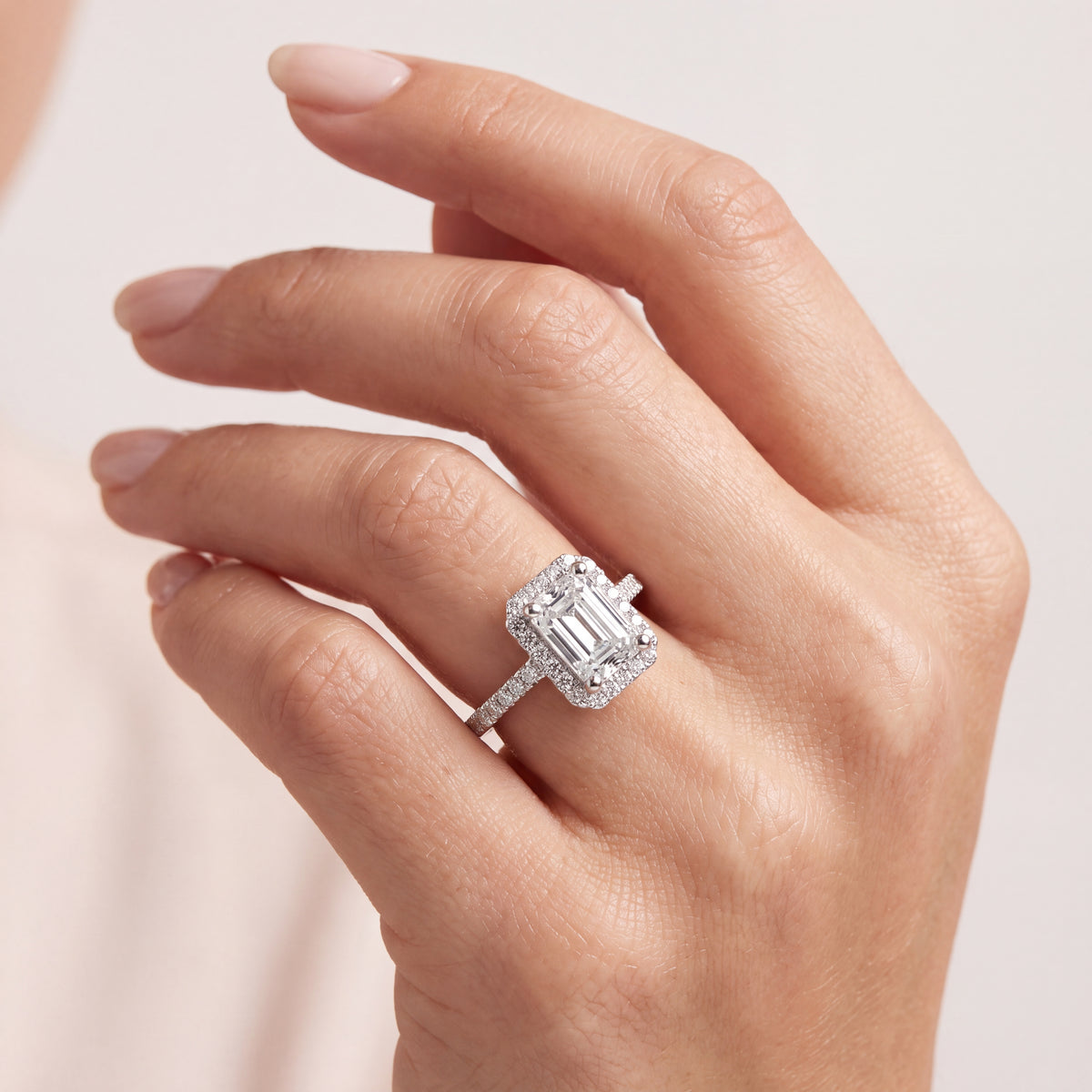 _lifestyle_image@SKU:R0514-LADE01000004W #metal_10k-white-gold+origin_lab-grown+quality_g-si