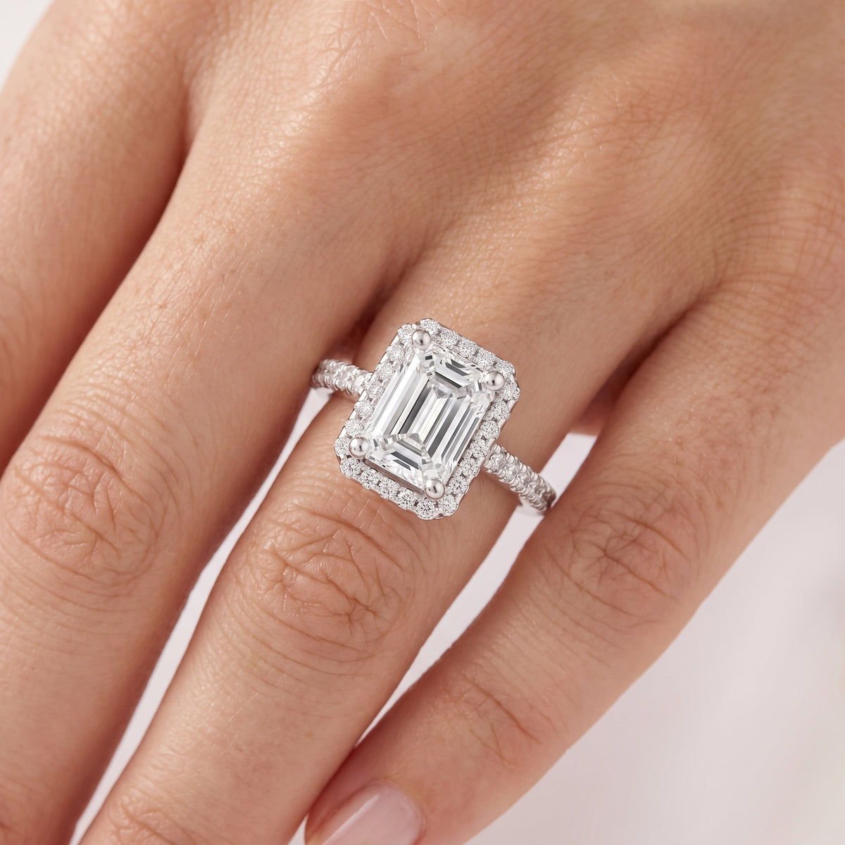 _lifestyle_image@SKU:R0514-LADE02000004W #metal_10k-white-gold+origin_lab-grown+quality_g-si