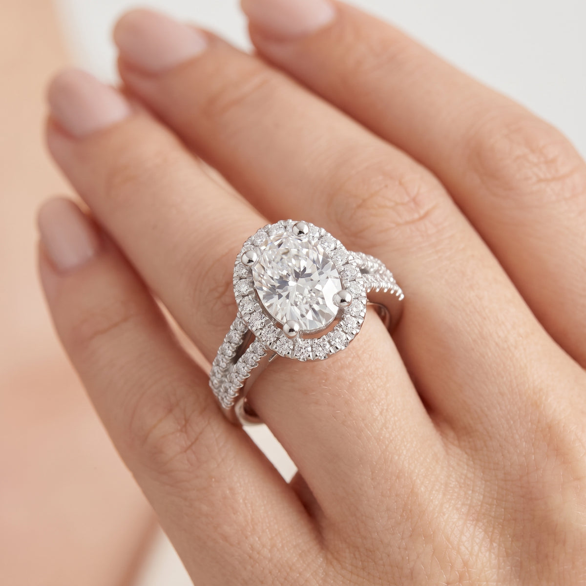 _lifestyle_image@SKU:R0514-LADO01000004W #metal_10k-white-gold+origin_lab-grown+quality_g-si