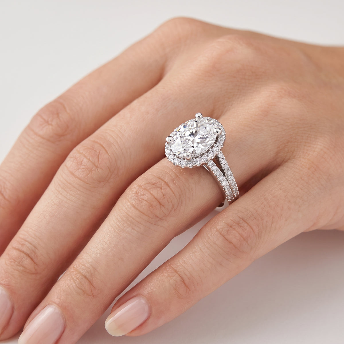 _lifestyle_image@SKU:R0514-LADO03000004W #metal_10k-white-gold+origin_lab-grown+quality_g-si