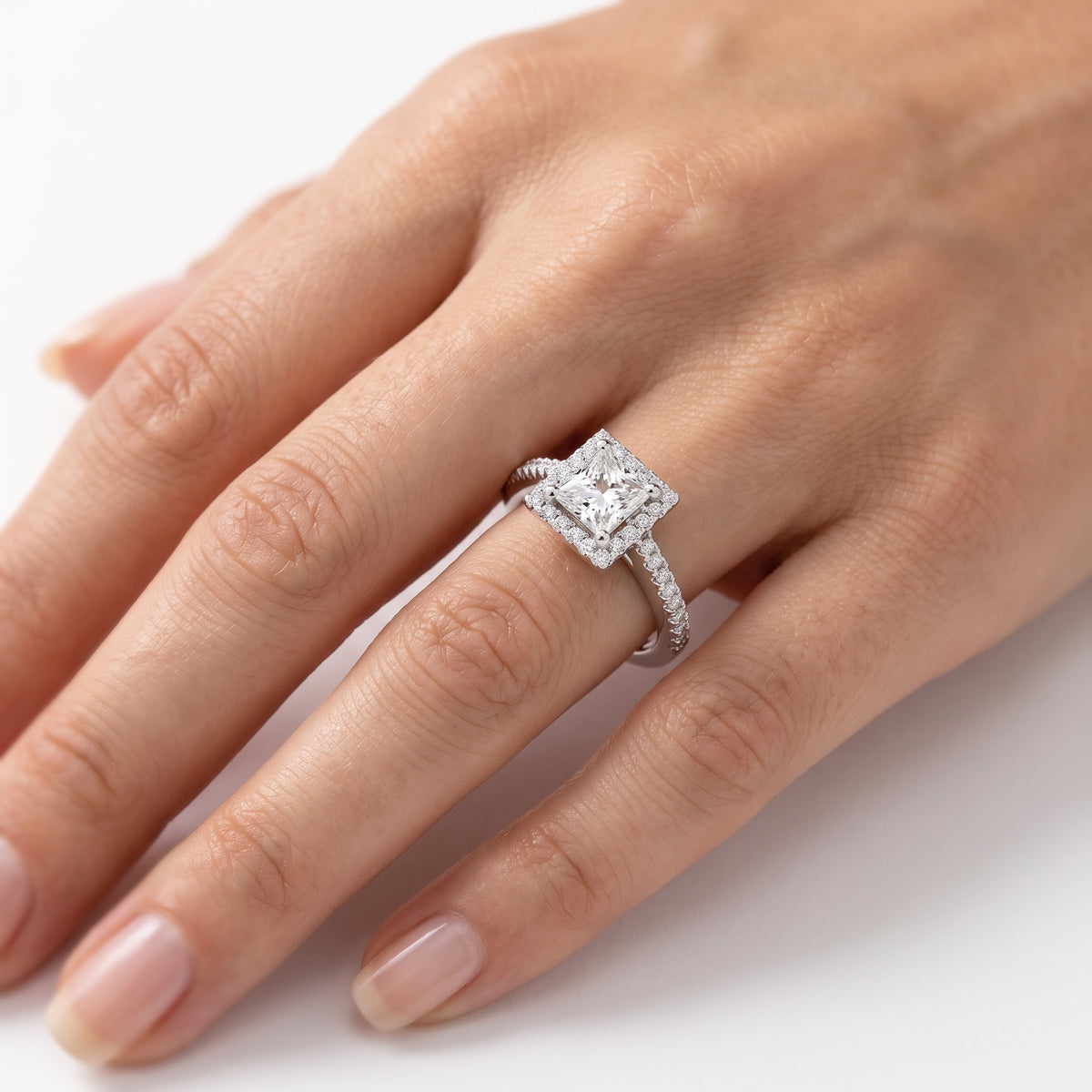 _lifestyle_image@SKU:R0514-LADP01000004W #metal_10k-white-gold+origin_lab-grown+quality_g-si