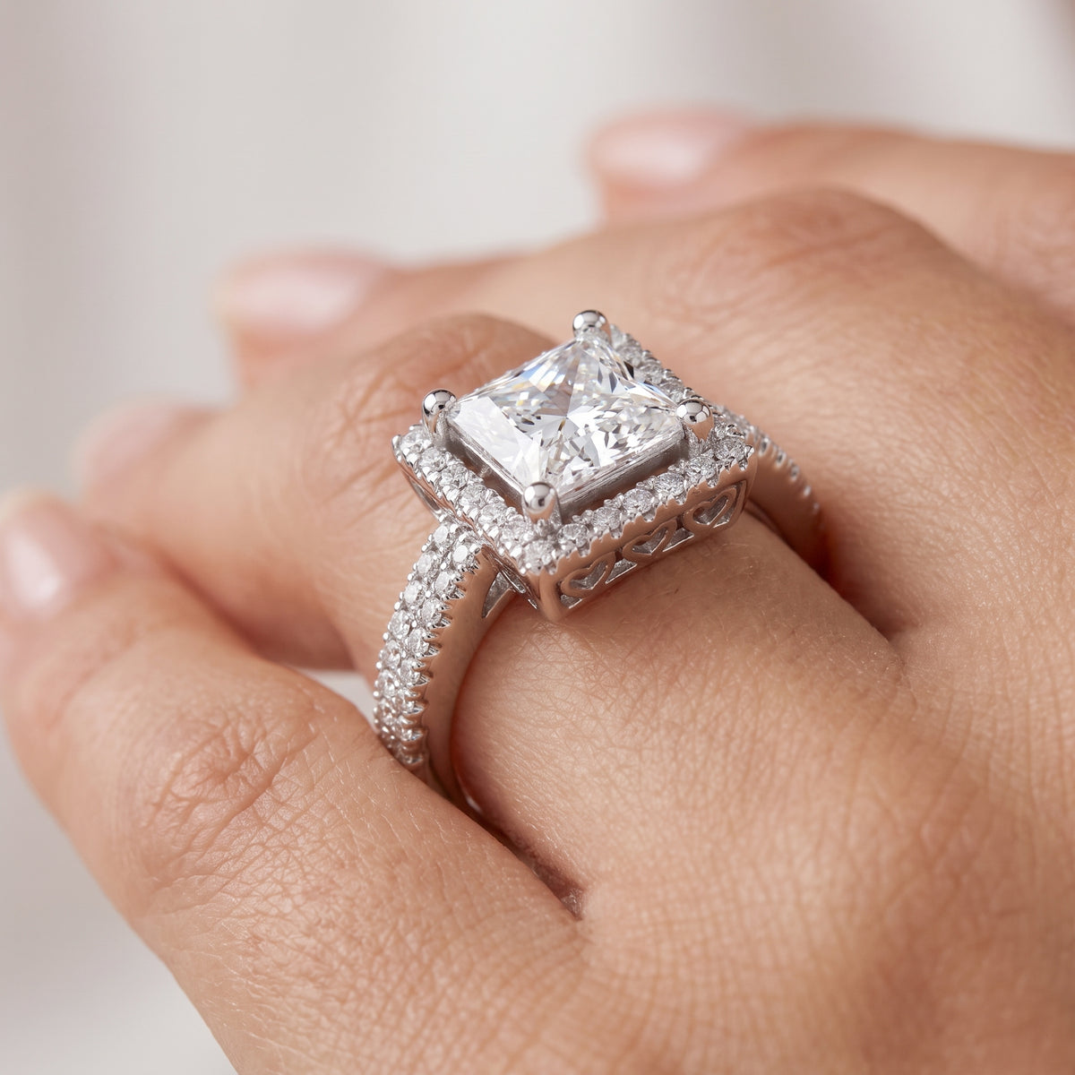 _lifestyle_image@SKU:R0514-LADP02000004W #metal_10k-white-gold+origin_lab-grown+quality_g-si