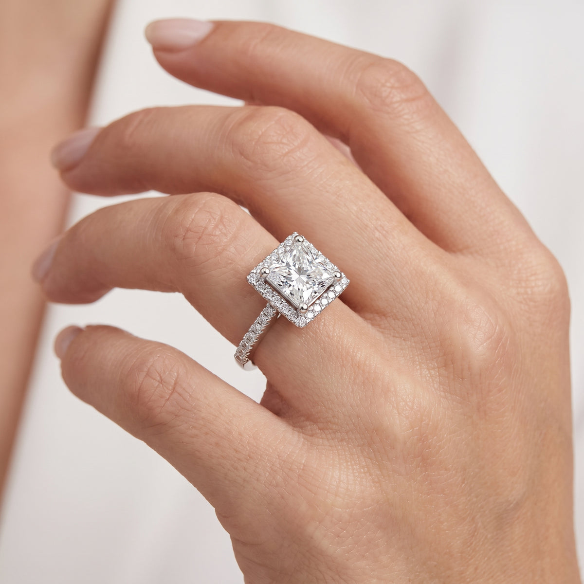 _lifestyle_image@SKU:R0514-LADP03000004W #metal_10k-white-gold+origin_lab-grown+quality_g-si