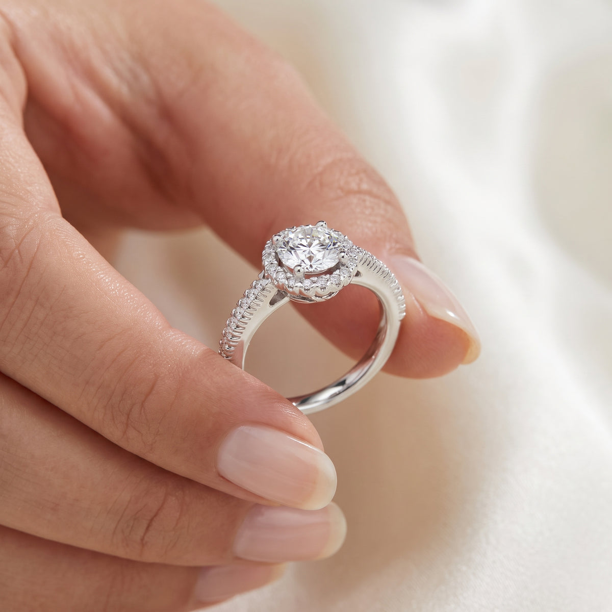 _lifestyle_image@SKU:R0514-LADR01000004W #metal_10k-white-gold+origin_lab-grown+quality_g-si