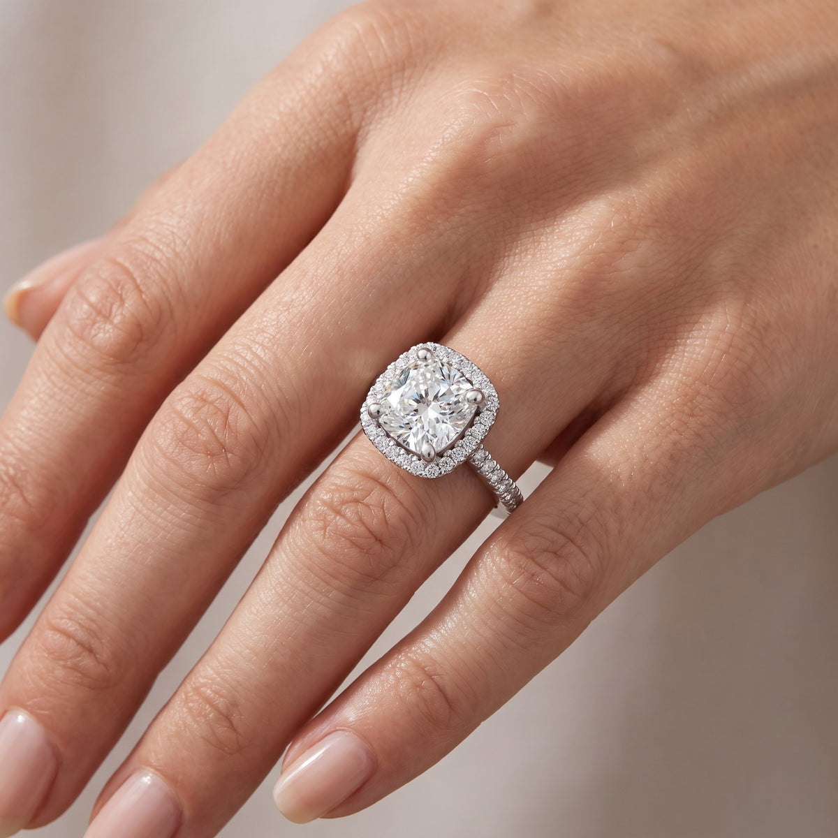_lifestyle_image@SKU:R0514-NADC02000004W #metal_14k-white-gold+origin_lab-grown+quality_ef-vs2+