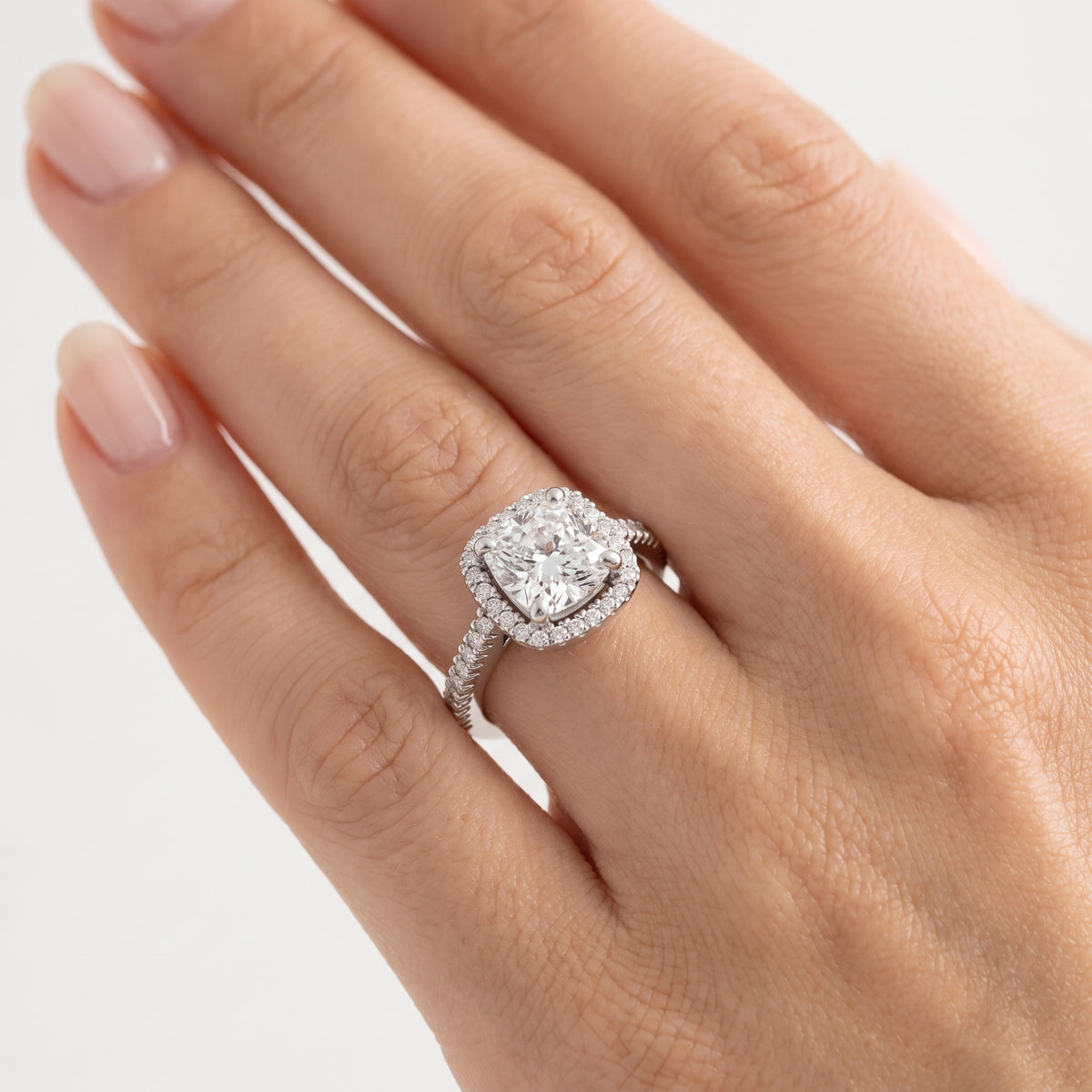 _lifestyle_image@SKU:R0514-NADC0200000PL #metal_platinum+origin_lab-grown+quality_ef-vs2+
