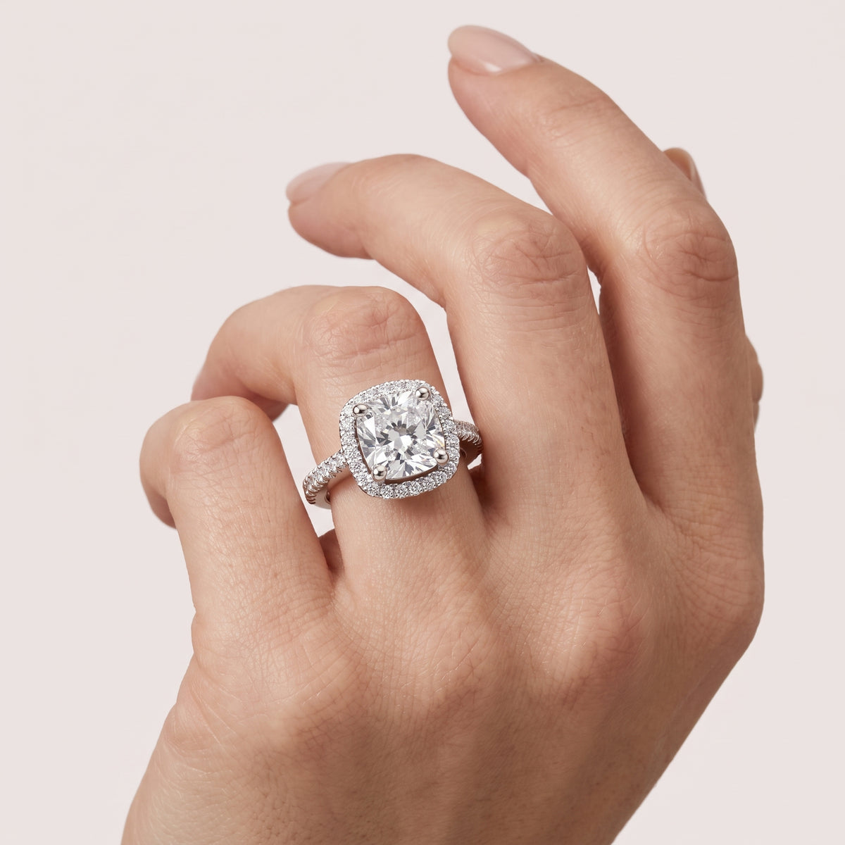 _lifestyle_image@SKU:R0514-NADC0300000PL #metal_platinum+origin_lab-grown+quality_ef-vs2+