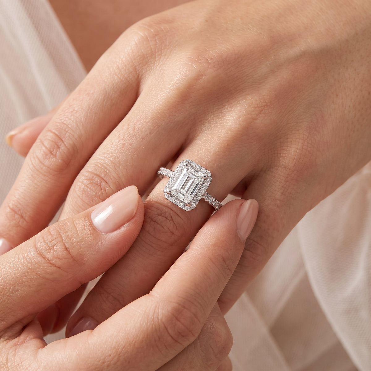 _lifestyle_image@SKU:R0514-NADE01000004W #metal_14k-white-gold+origin_lab-grown+quality_ef-vs2+