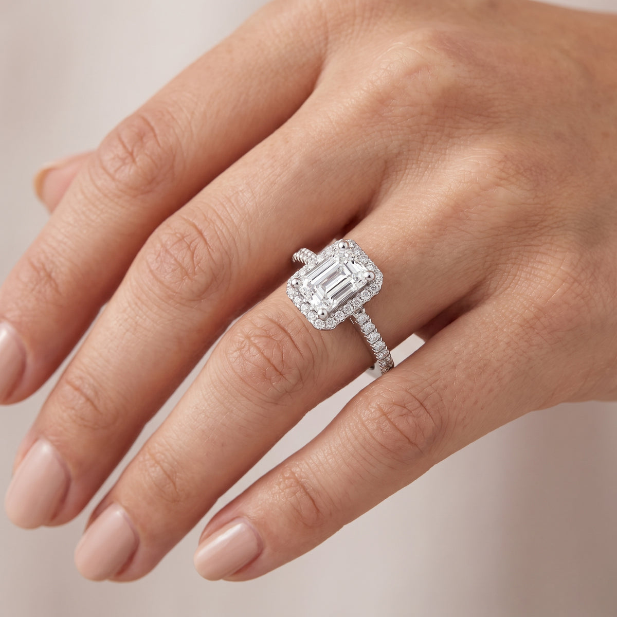 _lifestyle_image@SKU:R0514-NADE0100000PL #metal_platinum+origin_lab-grown+quality_ef-vs2+
