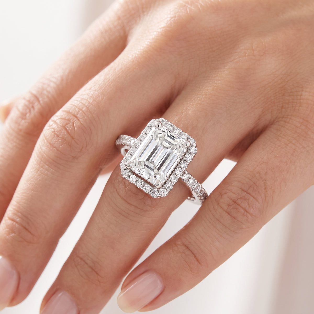 _lifestyle_image@SKU:R0514-NADE02000004W #metal_14k-white-gold+origin_lab-grown+quality_ef-vs2+
