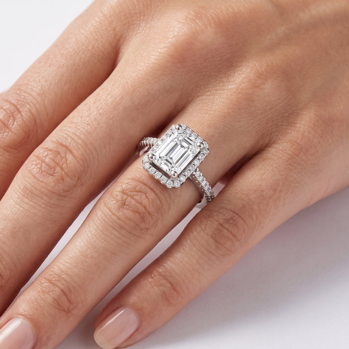 _lifestyle_image@SKU:R0514-NADE0200000PL #metal_platinum+origin_lab-grown+quality_ef-vs2+