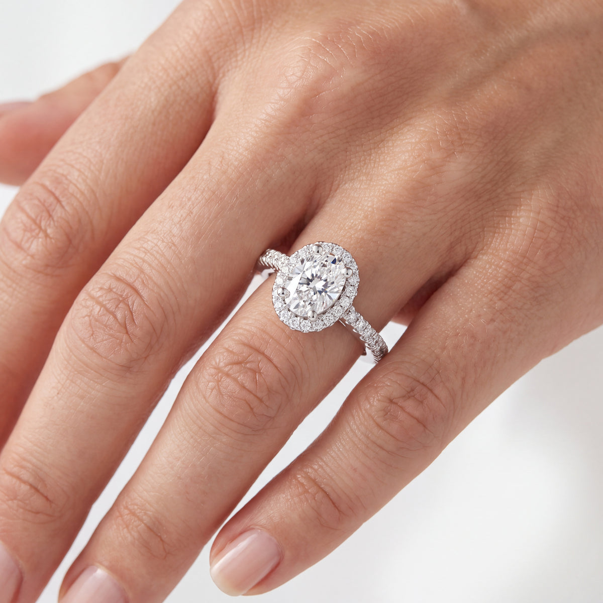 _lifestyle_image@SKU:R0514-NADO01000004W #metal_14k-white-gold+origin_lab-grown+quality_ef-vs2+