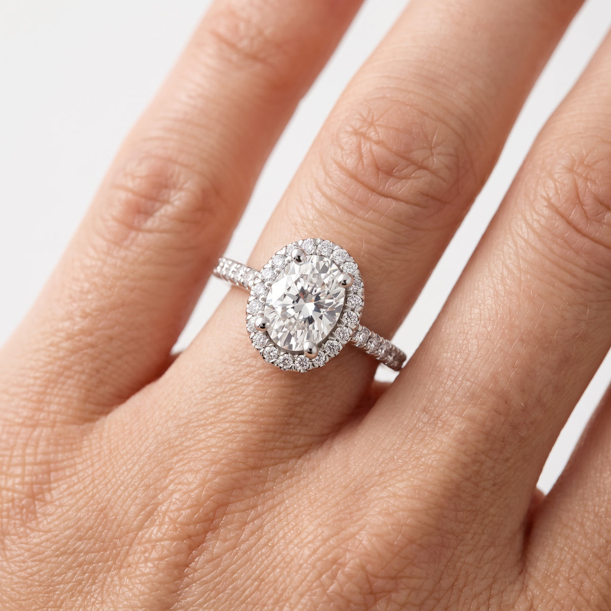 _lifestyle_image@SKU:R0514-NADO0100000PL #metal_platinum+origin_lab-grown+quality_ef-vs2+