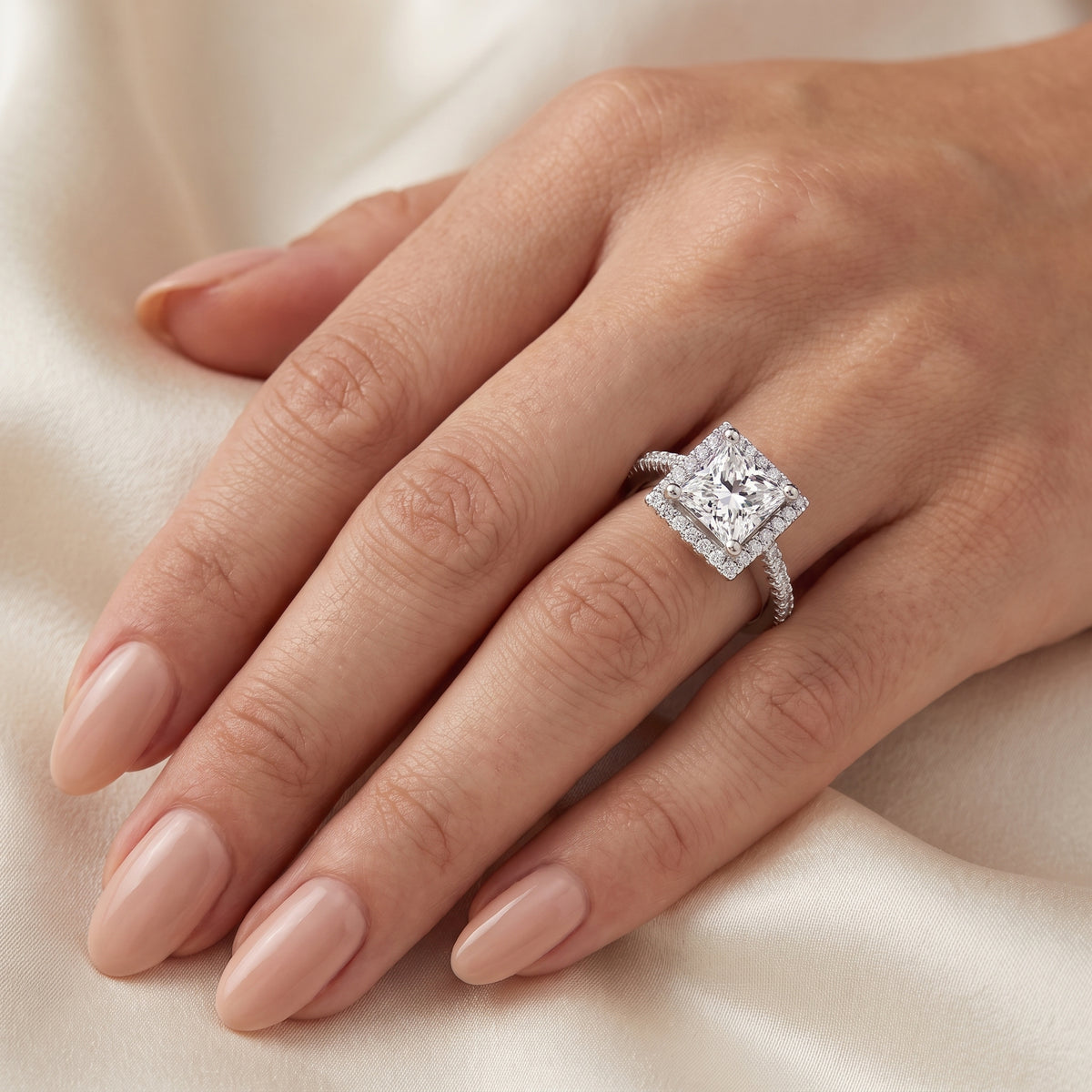 _lifestyle_image@SKU:R0514-NADP03000004W #metal_14k-white-gold+origin_lab-grown+quality_ef-vs2+