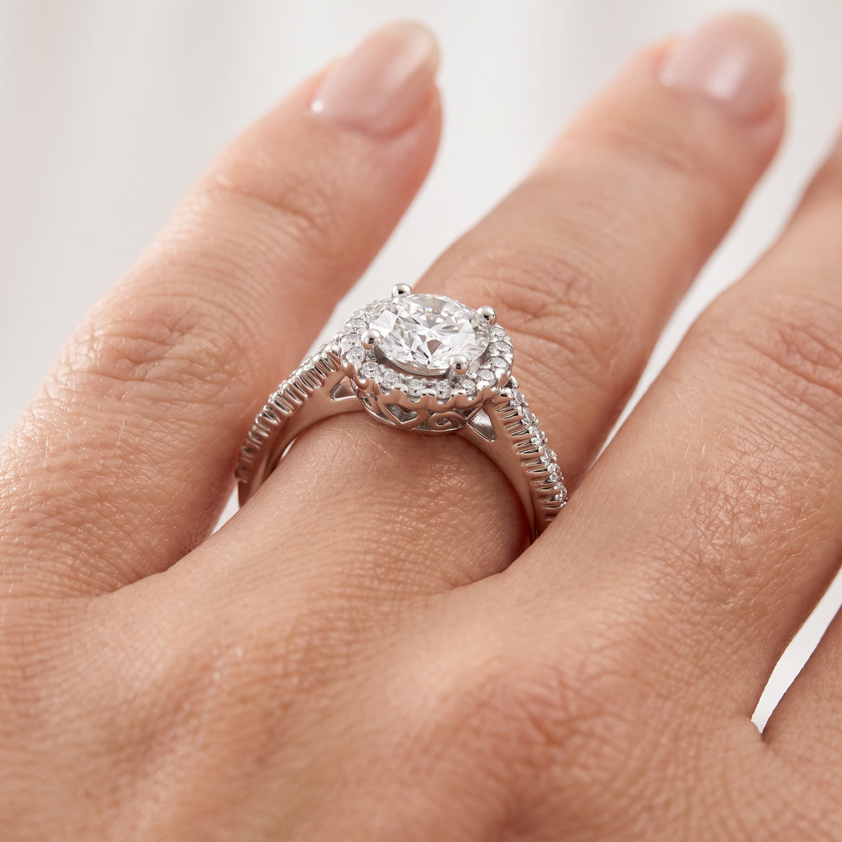 _lifestyle_image@SKU:R0514-NADR01000004W #metal_14k-white-gold+origin_lab-grown+quality_ef-vs2+