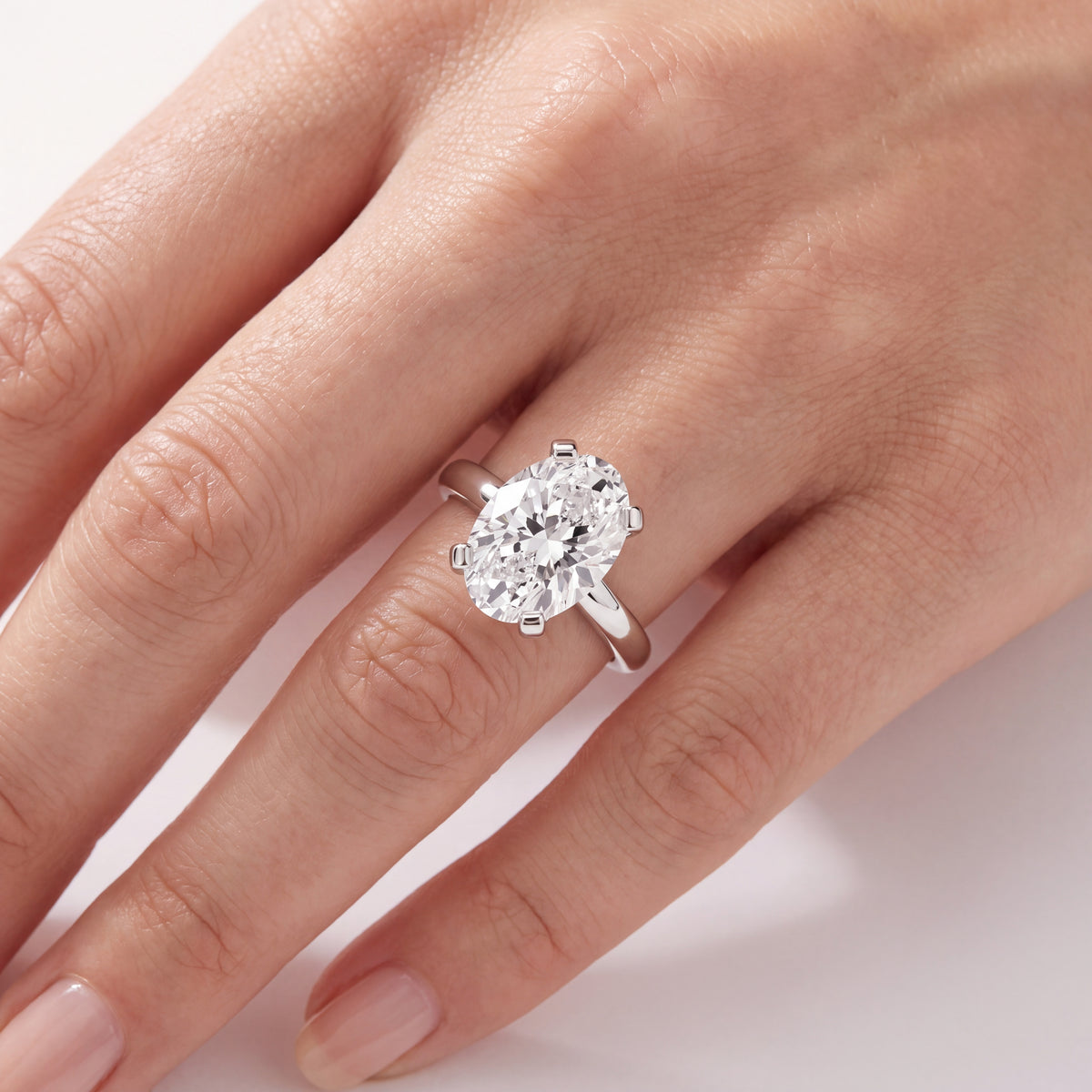 _lifestyle_image@SKU:R0952-LADO02000004W #metal_10k-white-gold+origin_lab-grown+quality_g-si