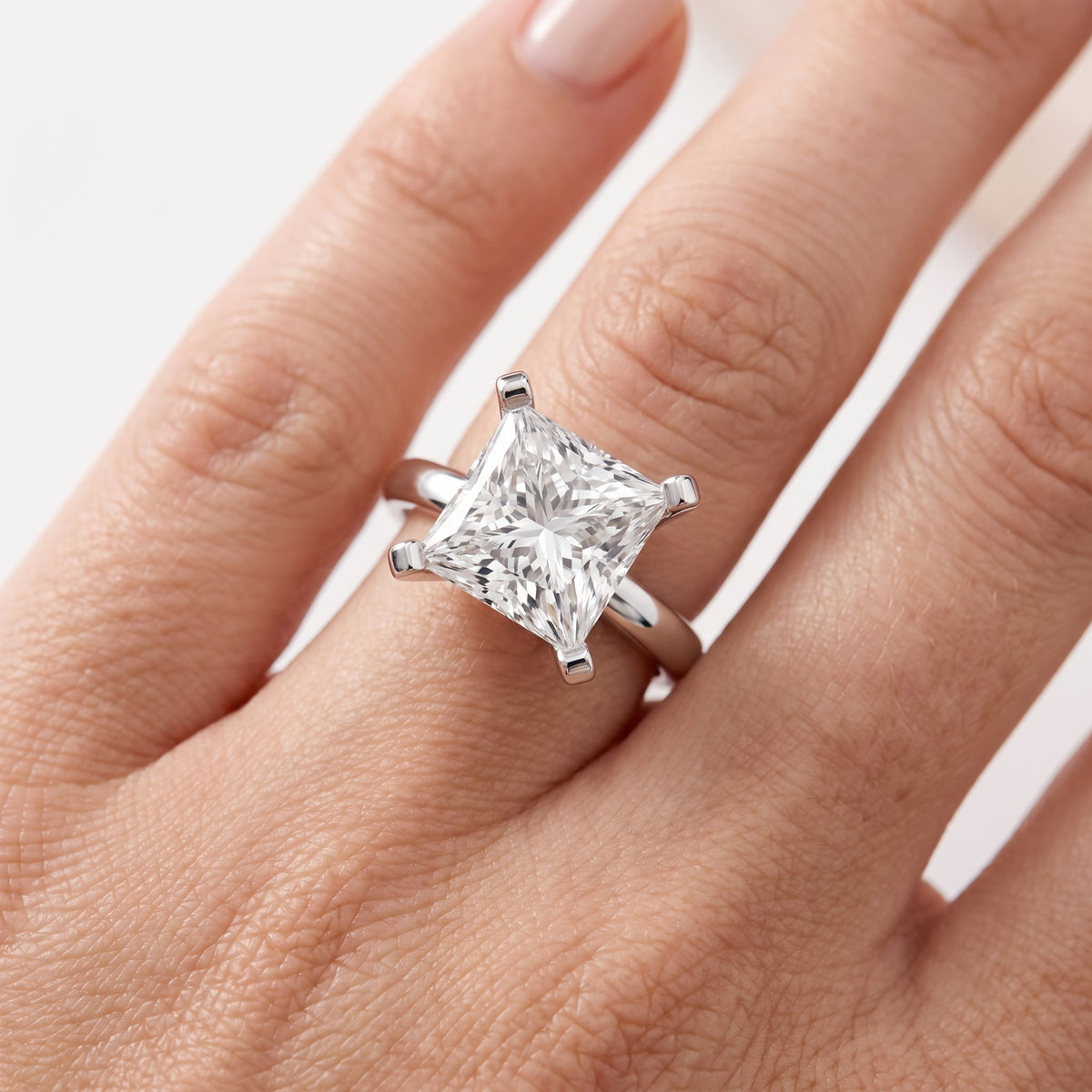 _lifestyle_image@SKU:R0952-LADP04000004W #metal_10k-white-gold+origin_lab-grown+quality_g-si