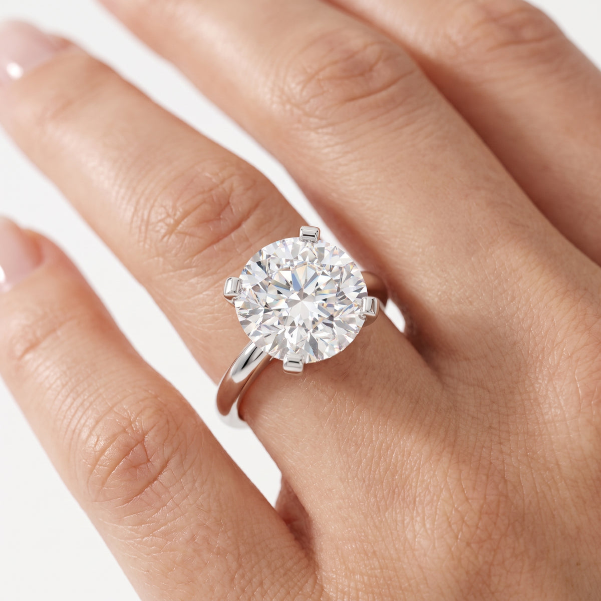 _lifestyle_image@SKU:R0952-LADR03000004W #metal_10k-white-gold+origin_lab-grown+quality_g-si