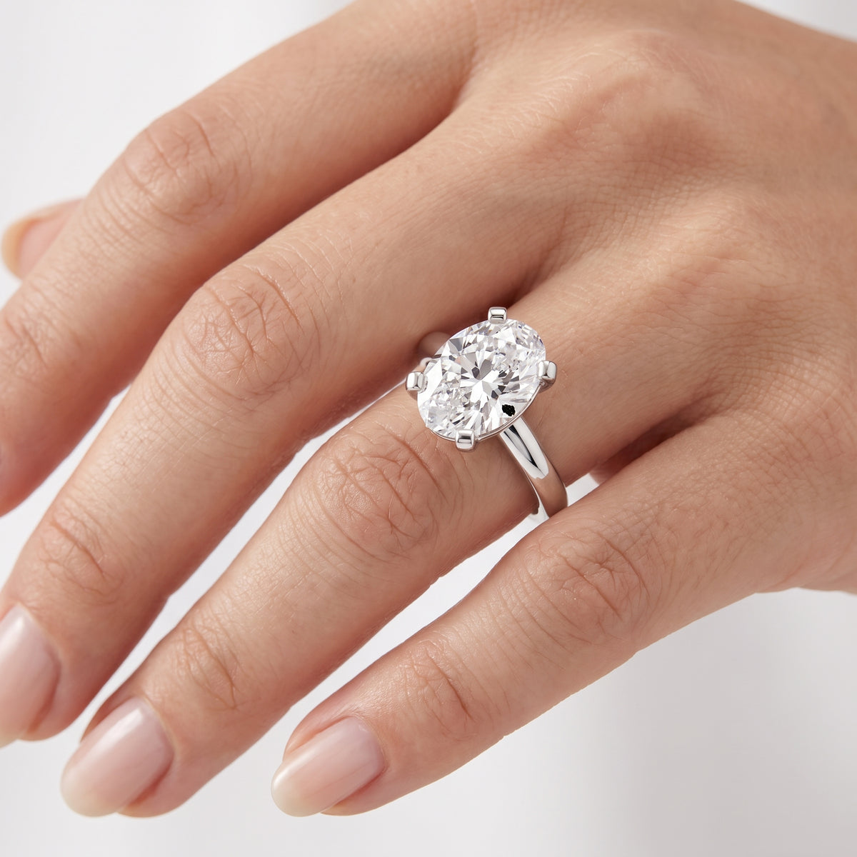 _lifestyle_image@SKU:R0952-NADO03000004W #metal_14k-white-gold+origin_lab-grown+quality_ef-vs2+