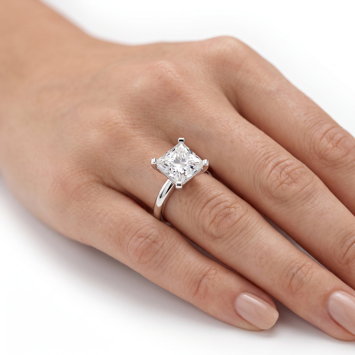 _lifestyle_image@SKU:R0952-NADP03000004W #metal_14k-white-gold+origin_lab-grown+quality_ef-vs2+