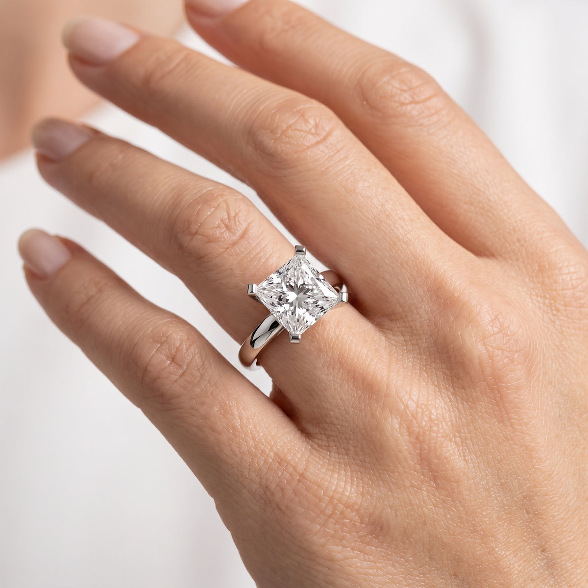 _lifestyle_image@SKU:R0952-NADP0300000PL #metal_platinum+origin_lab-grown+quality_ef-vs2+