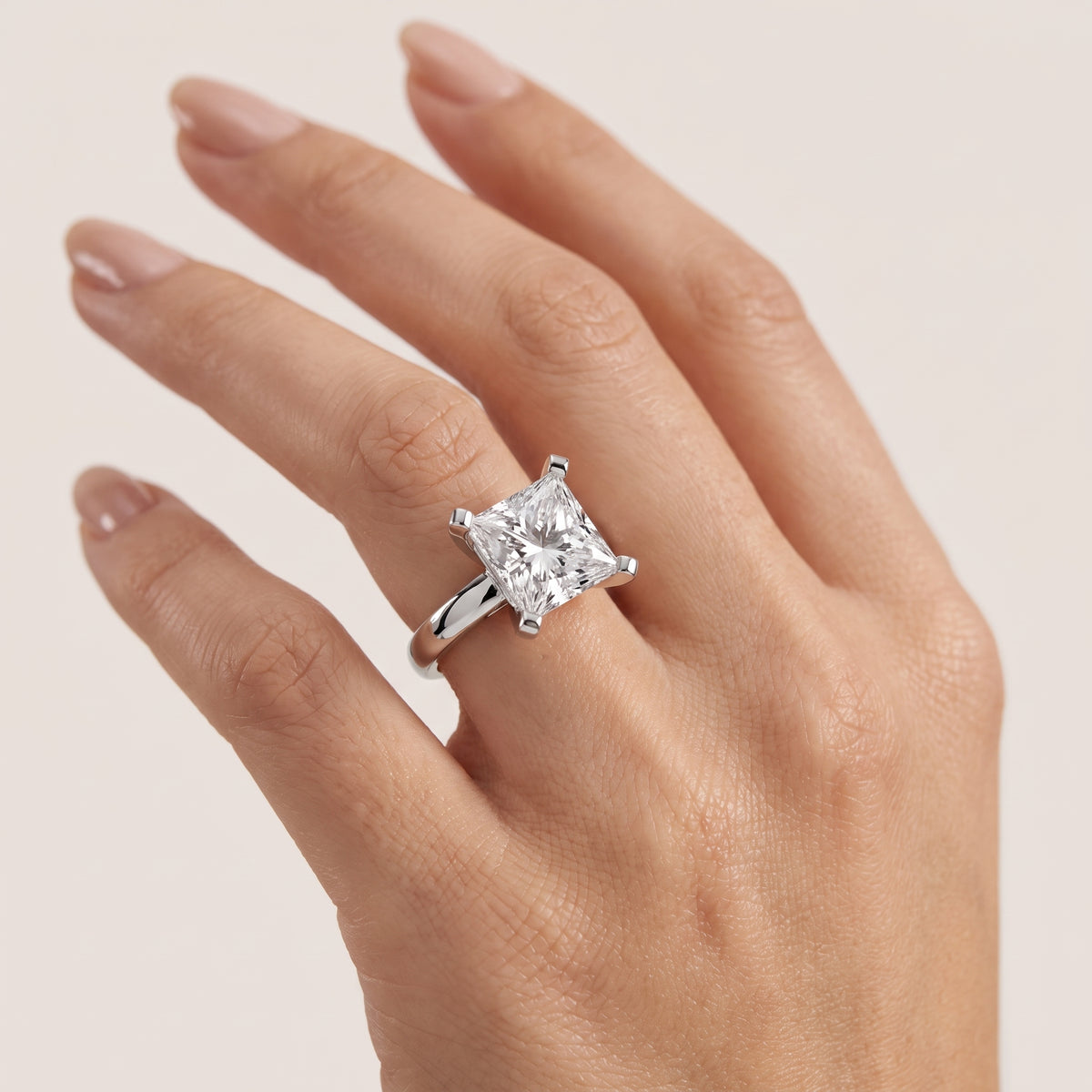 _lifestyle_image@SKU:R0952-NADP0400000PL #metal_platinum+origin_lab-grown+quality_ef-vs2+