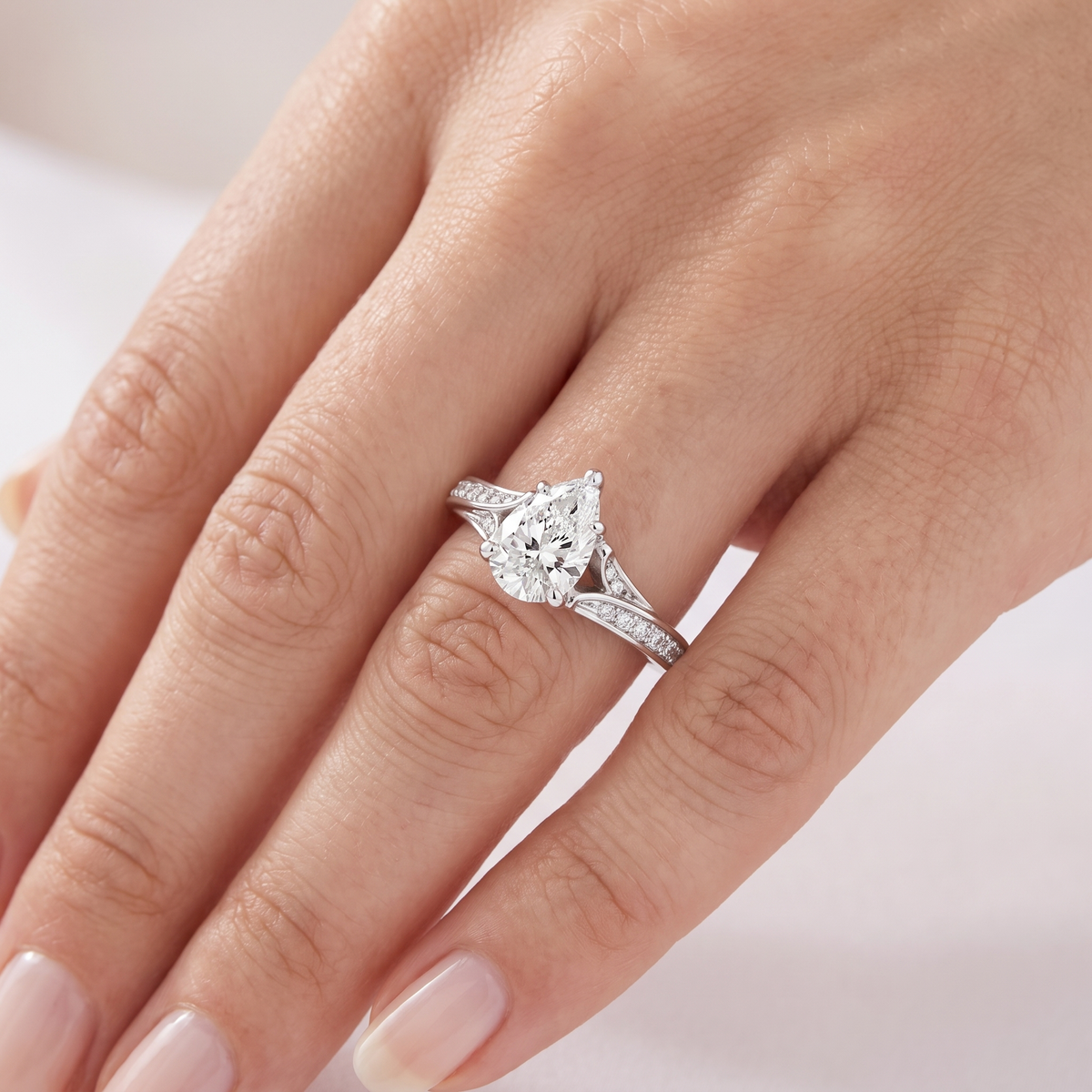 _lifestyle_image@SKU:R1027-LADD01000004W #metal_10k-white-gold+origin_lab-grown+quality_g-si