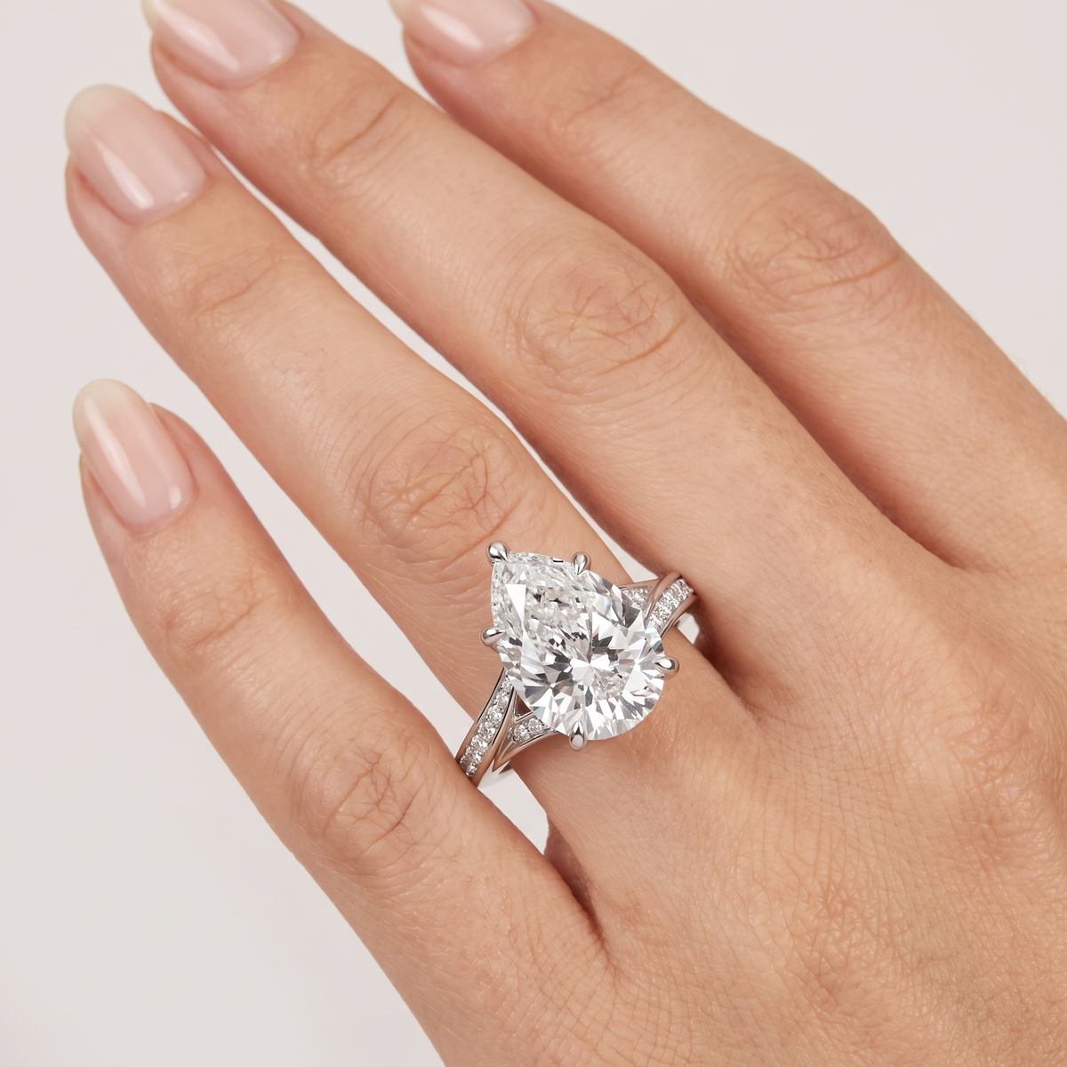 _lifestyle_image@SKU:R1027-LADD03000004W #metal_10k-white-gold+origin_lab-grown+quality_g-si