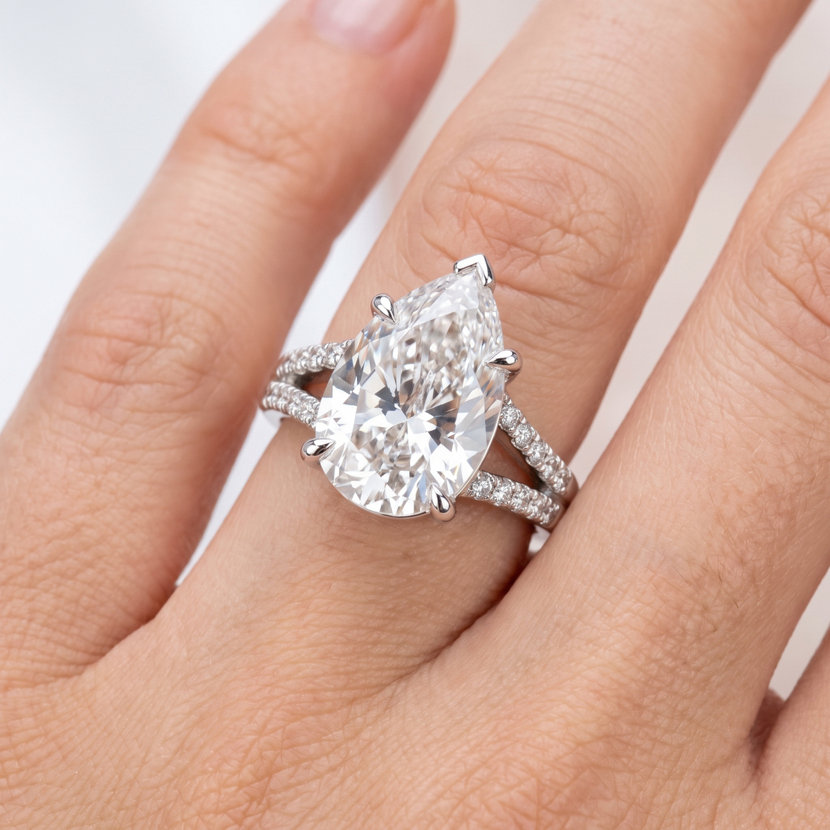 _lifestyle_image@SKU:R1027-NADD0400000PL #metal_platinum+origin_lab-grown+quality_ef-vs2+
