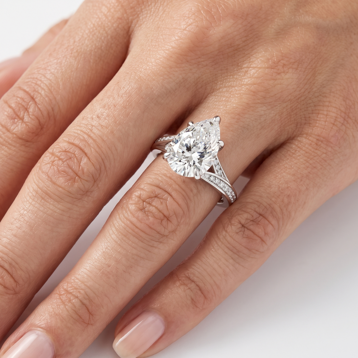 _lifestyle_image@SKU:R1027-NADD0300000PL #metal_platinum+origin_lab-grown+quality_ef-vs2+