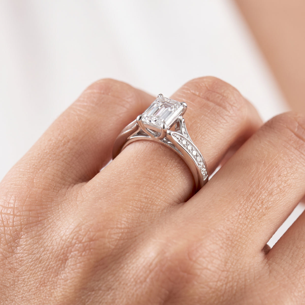 _lifestyle_image@SKU:R1027-LADE01000004W #metal_10k-white-gold+origin_lab-grown+quality_g-si