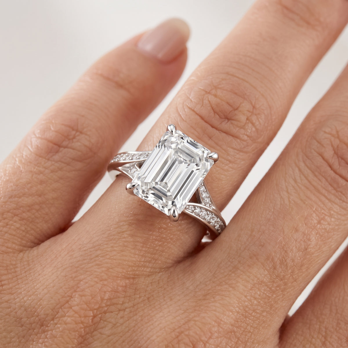 _lifestyle_image@SKU:R1027-LADE03000004W #metal_10k-white-gold+origin_lab-grown+quality_g-si