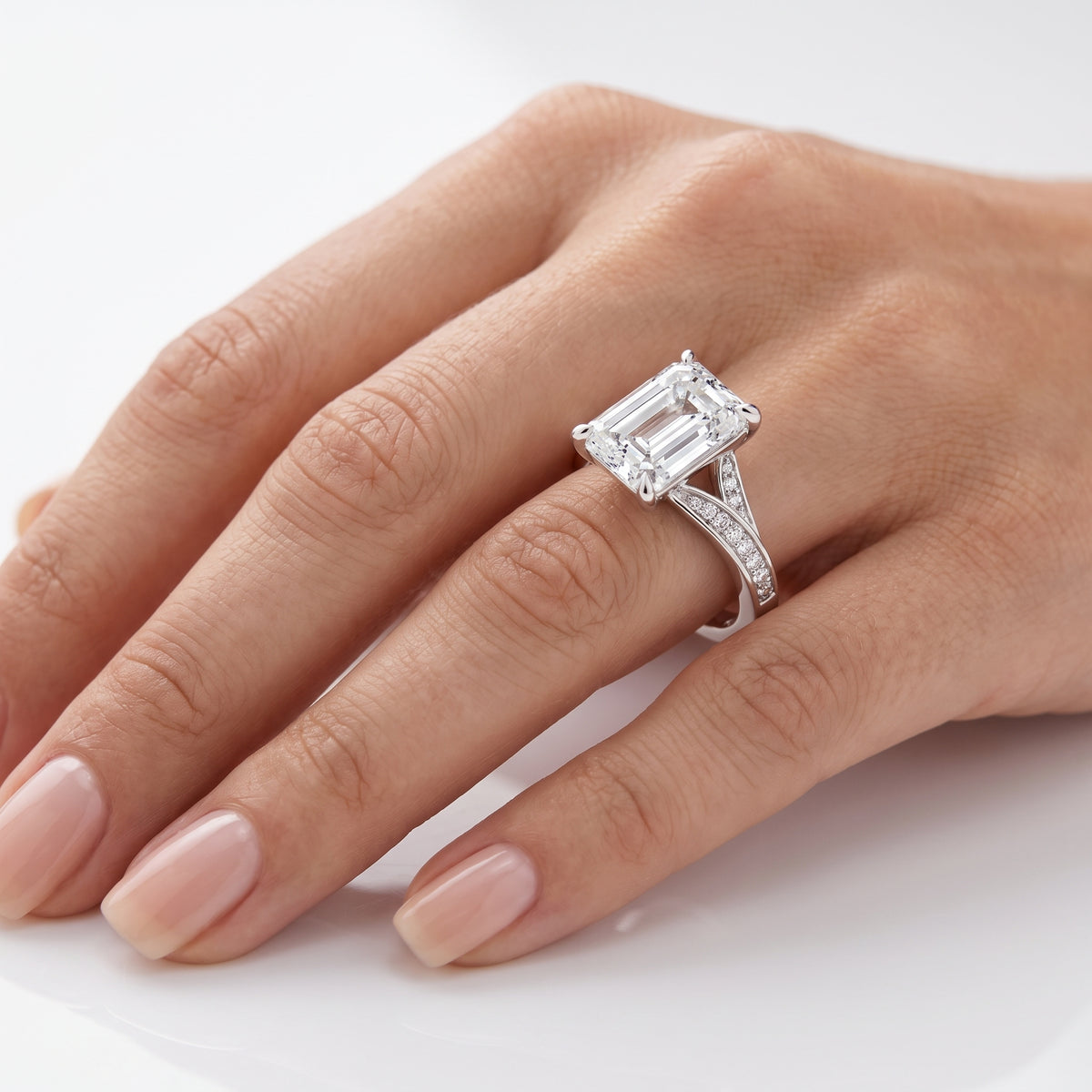 _lifestyle_image@SKU:R1027-LADE04000004W #metal_10k-white-gold+origin_lab-grown+quality_g-si