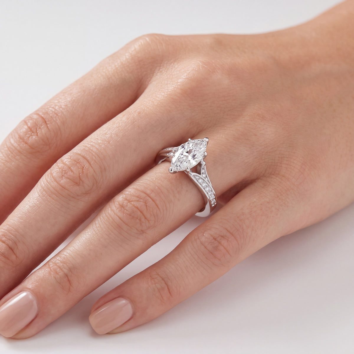 _lifestyle_image@SKU:R1027-LADM01000004W #metal_10k-white-gold+origin_lab-grown+quality_g-si