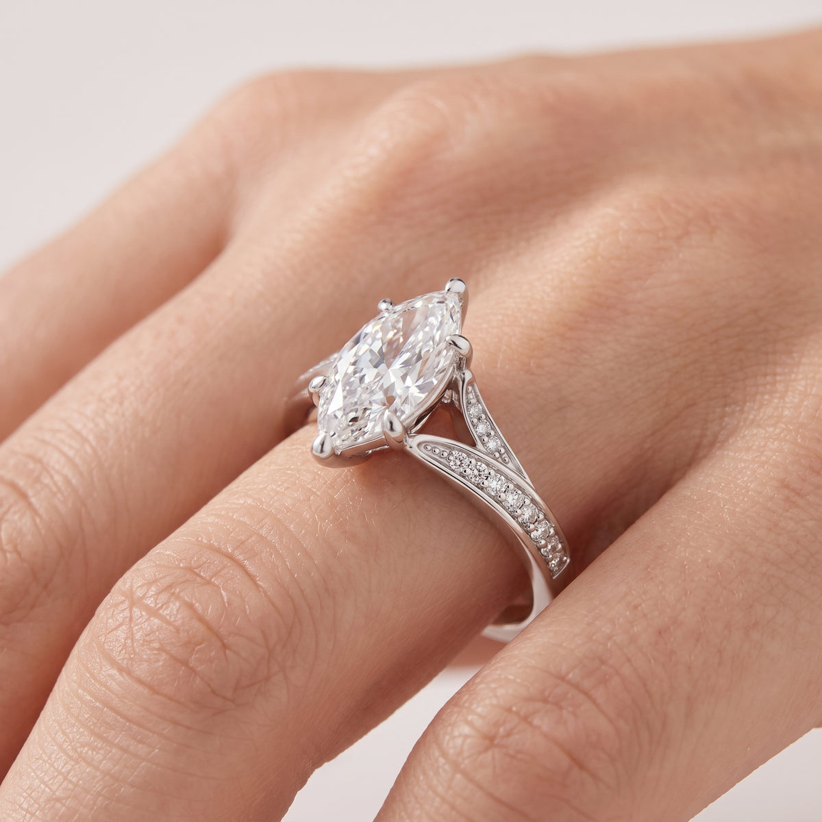 _lifestyle_image@SKU:R1027-LADM02000004W #metal_10k-white-gold+origin_lab-grown+quality_g-si