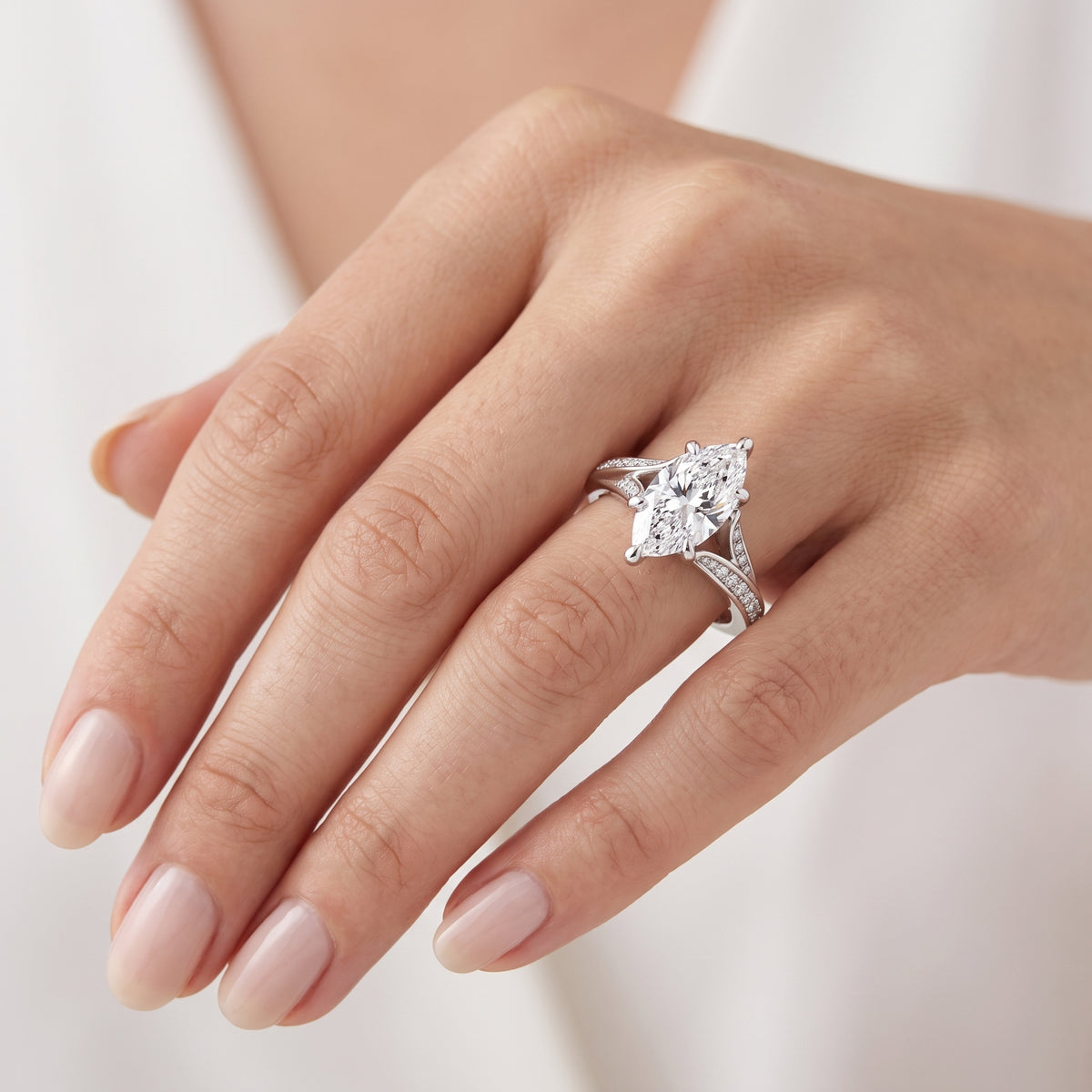 _lifestyle_image@SKU:R1027-LADM03000004W #metal_10k-white-gold+origin_lab-grown+quality_g-si