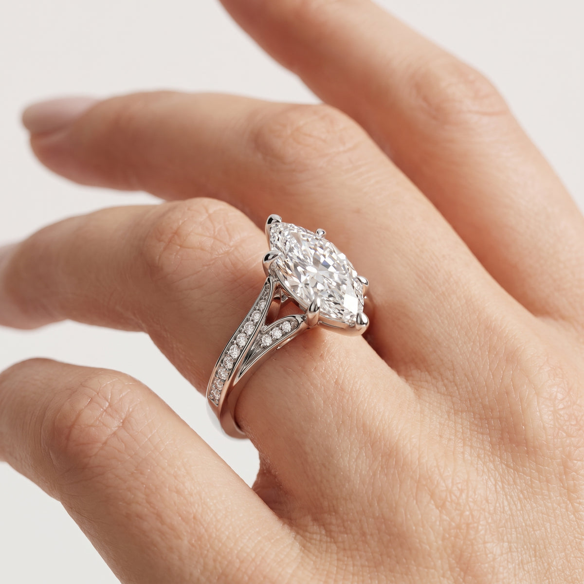_lifestyle_image@SKU:R1027-LADM04000004W #metal_10k-white-gold+origin_lab-grown+quality_g-si