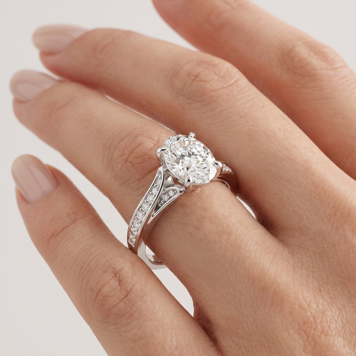 _lifestyle_image@SKU:R1027-LADO01000004W #metal_10k-white-gold+origin_lab-grown+quality_g-si