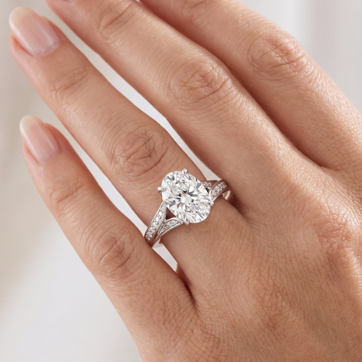 _lifestyle_image@SKU:R1027-LADO02000004W #metal_10k-white-gold+origin_lab-grown+quality_g-si